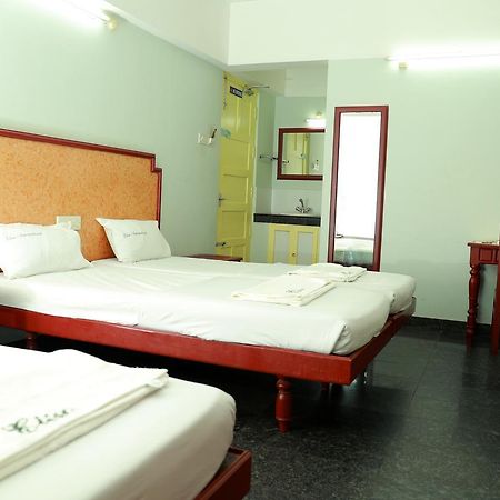 Hotel Elisa International Tourist Home Тривандрум Экстерьер фото