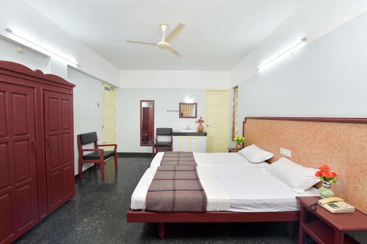 Hotel Elisa International Tourist Home Тривандрум Экстерьер фото